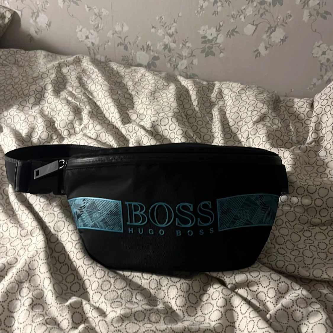Hugo Boss magväska