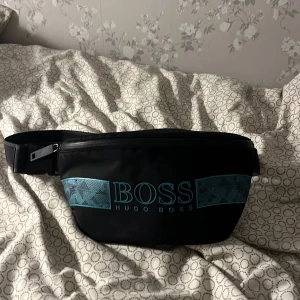 Hugo Boss magväska  - Använd några gånger den är i jätte bra skicka den passar alla.