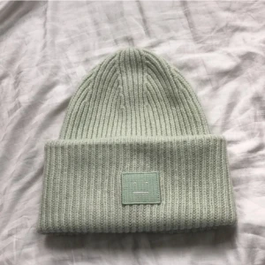 Acne mössa - Mint grön acne mössa som knappt är använd