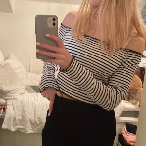 Randig off shoulder topp  - Randig off-shoulder topp. Slutar vid naveln💕💕 storleken är M men skulle snarare säga att den är i S