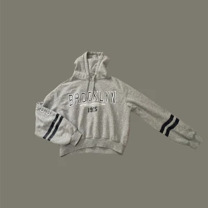 hoodie - grå collagehoodie. vet inte vart den är ifrån, fick den av min kompis. den är i mycket bra skick. storlek S, oversized. bekväm☺️🤍
