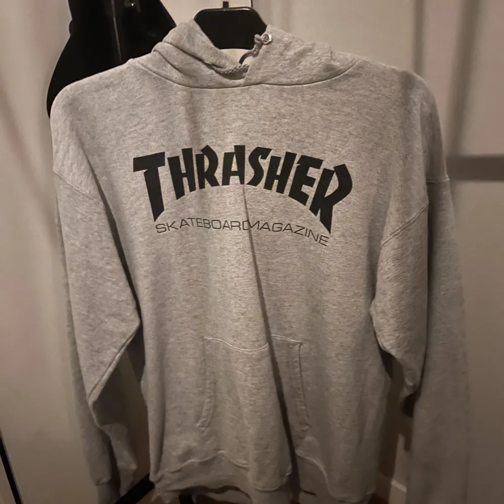Thrasher tröja storlek s använd ett par gång                   Skick 8/10, frakt betalas av köparen. Hoodies.