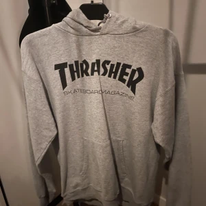 THRASHER tröja - Thrasher tröja storlek s använd ett par gång                   Skick 8/10, frakt betalas av köparen