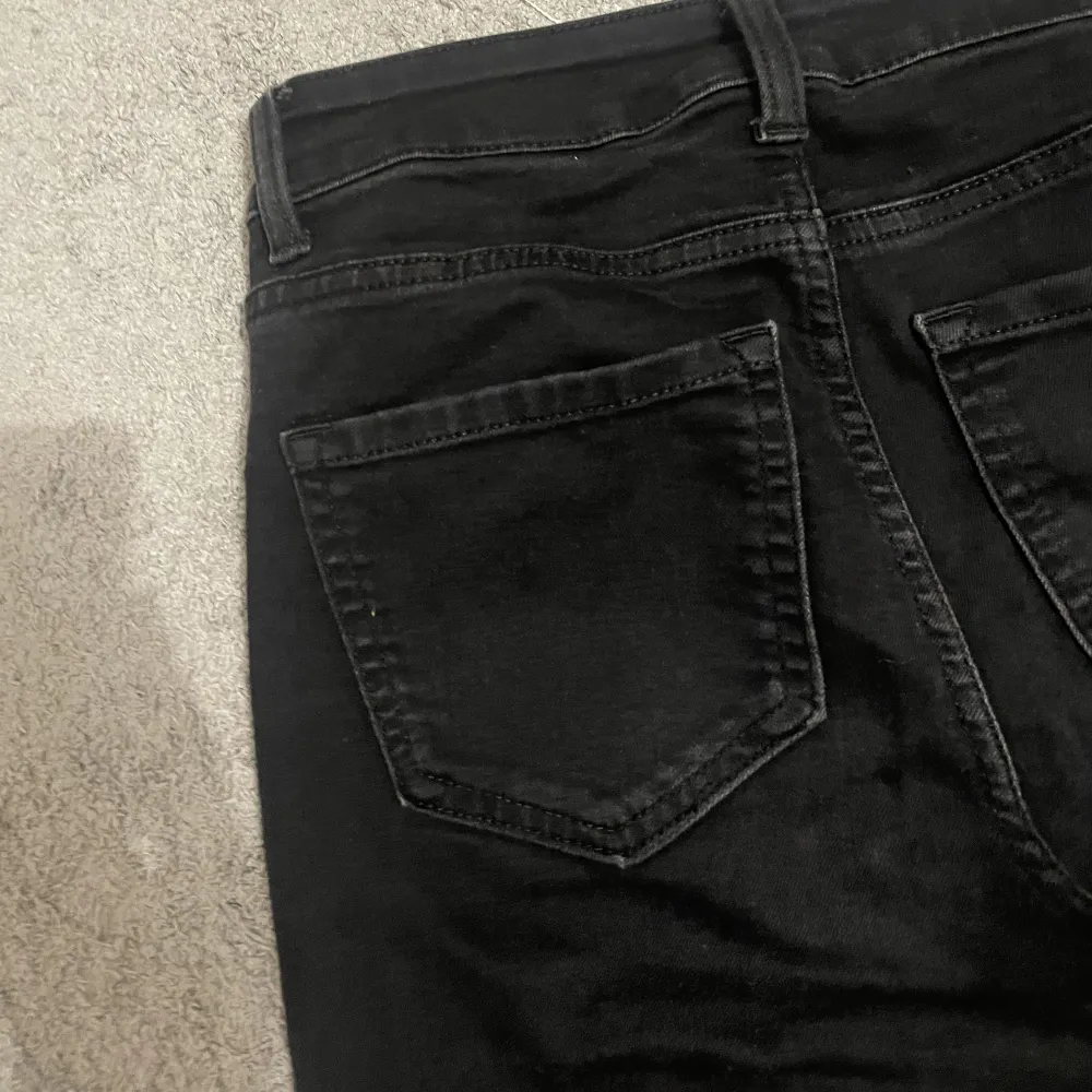 Xs svarta bootcut jeans. Jeans & Byxor.