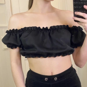 Svart off shoulder topp - Svart off shoulder topp i storlek s från Nelly. Sparsamt använd så i mycket bra skick. Säljer för 70 kr, köpare står för frakten. 💖