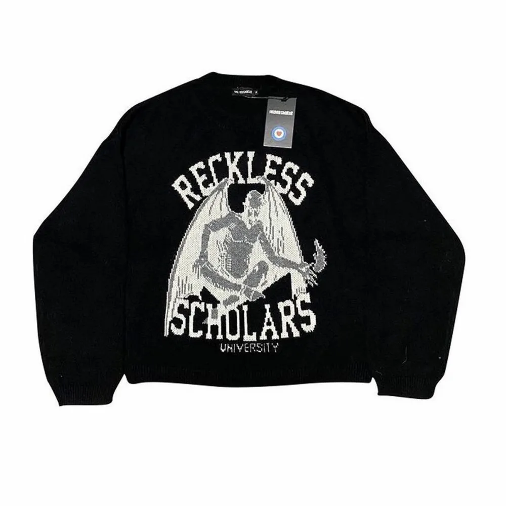 Säljer min svarta reckless scholars stickade tröja. Storlek M men den är lite croppad (se bilden). Skick 9/10. Stickat.