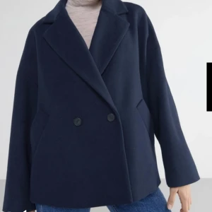 Kappa  - Säljer denna snygga kappa från Lindex då jag nt använder den så mke. Super snygg till halsduk och mössa nu på vintern, går även att ha tjocktröja under🫶🏼nypris 1000kr