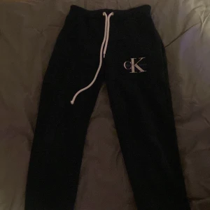 Calvin Klein Mjukisbyxor, strl M  - Har knappt använt dom för råkade köpa fel och har inte orkat lämna tbx dom.