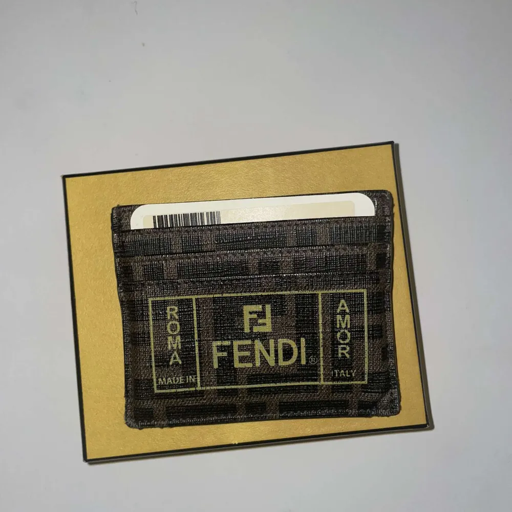 Säljer denna Fendi korthållare i väldigt fint skick. Köptes för några år sedan i fendibutiken i Dubai Mall för 3000kr nypris💗🫶🏼✨(givetvis äkta). Väldigt smidig och snygg med plats för kort på båda sidorna, 6 fickor totalt!🥰. Accessoarer.