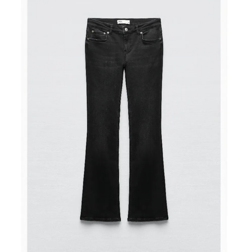 Säljer dessa svarta lågmidjade från zara. Använda endast en gång och därför i bra skick💕köparen står för frakt. Jeans & Byxor.