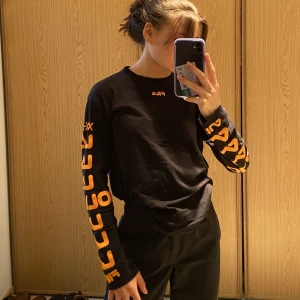 Fila X Junkyard tröja stlr s - Cool tröja från Fila med orangea detaljer på armarna som tyvärr inte kommer till användning längre! Köparen står för frakt!