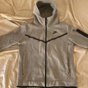 Nike tech fleece kofta - Säljer min Nike tech fleece kofta, som jag har köpt ifrån Nike.(Det är en kill modell)Säljer den för att den inte kommer till nån användning längre. Den är som ny skick och kostade 1349kr ny.(frakten betalar köparen) Skriv för fler frågor osv.💕