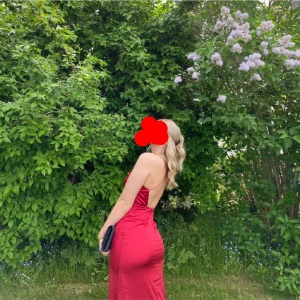 Balklänning, fest klänning  - Balklänning använda 1 gång, storleke 36. Har inga bra bilder på hela klänningen men  kan fixa vid intresse. Såg nu att den fransat sig lite vid ett av banden  (se bild) men går säkert att fixa med  några stygn  eller limma fransar och gömma bakom ☺️💕