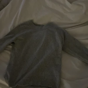 Stickad tröja - Jätte fin grå stickad tröja från veromoda säljer då ja har en liknade från zara💘💘 köptes för 250 säljer för 120