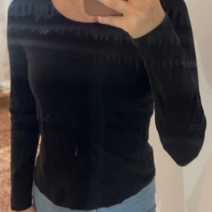 Hm svart topp - En jätte skön svart topp köpt från Hm. Knappt använd. Storlek S.  95% cotton, 5% elastane.