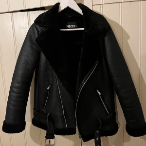 Fodrad läderjacka - Snygg läderjacka med svart foder och snygga detaljer, väldigt varm! Knappt använd. Storlek S! Köpare står för frakt 😊