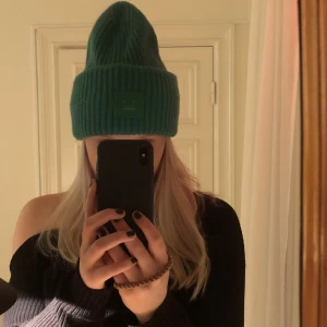 Acne mössa - Jättefin grön/turkos acnemössa! Priset är diskuterbart och kontakta mig ifall ni vill ha mer info! 