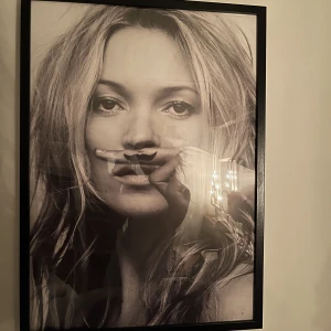 Tavlor - En poster från desenio. Köpt för 800kr säljer för 350kr. I måtten 40x70 cm.