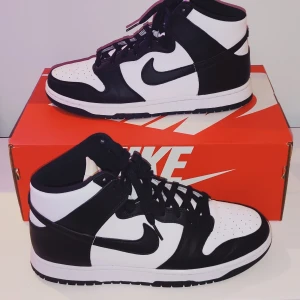 Nike dunk high retro - Säljer jätte bra skick panda dunks high, passar med vilken outfit som helst och är jätte fina. Skorna kommer med original boxen och kvitto kan träffas eller skickas priset kan diskuteras vid snabbt köp. Mitt mobilnummer är 0709732726.