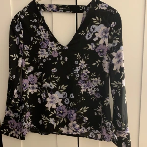 Snygg blus - Snygg blus från Gina tricot i strl 36 Hel och fräsch.  Kan skickas om köparen står för frakten