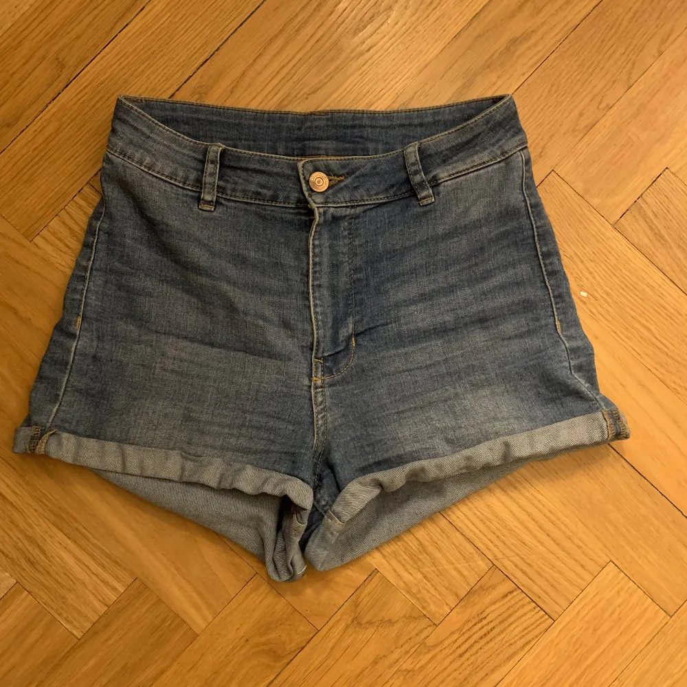 Jeansshorts från HM. Är stretchiga i materialet.  Hela och fina.  Storlek 38.  Kan skickas om köparen står för frakten. . Shorts.