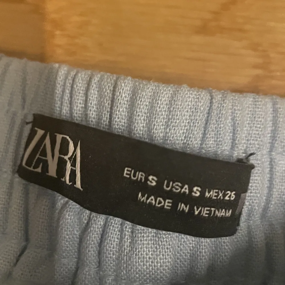Ljusblåa perfekta linnebyxor från Zara storlek S (34-38). Säljer pga använder inte längre. Färgen är inte rättvis på de två sista bilderna den är mittemellan dem bilderna kan man säga😍köpte för 400kr. Jeans & Byxor.