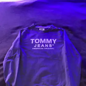 Tröja från Tommy Hilfiger. Storlek S. Väldigt snygg och skön att ha på sig.  Skriv för fler bilder