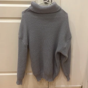 En super duper mysig stickad tröja! - En super duper mysig stickad tröja! Stickad tröja från NA-KD, köpt för 279kr. Väldigt bekväm och skön nu till vintern och hösten🤍(säljs för 150kr inklusive frakt)<3