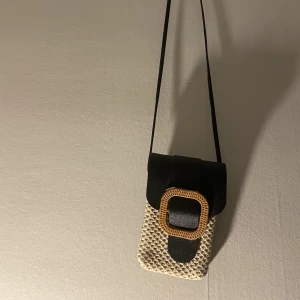 LITEN TELEFONVÄSKA - Helt ny! Använde aldrig. 