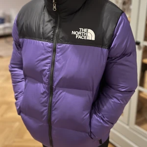 North face - Dunjacka av märket North Face. Sparsamt använd i två säsonger. Nypris 3000:-.