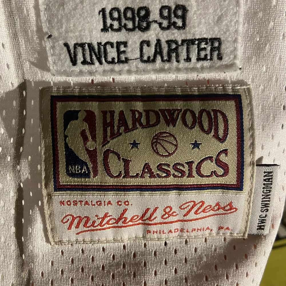 NBA Jersey Vince Carter Raptors bortaställ. Bra skick i storlek L. Mitchell & Ness köpt 1099kr. . Hoodies.