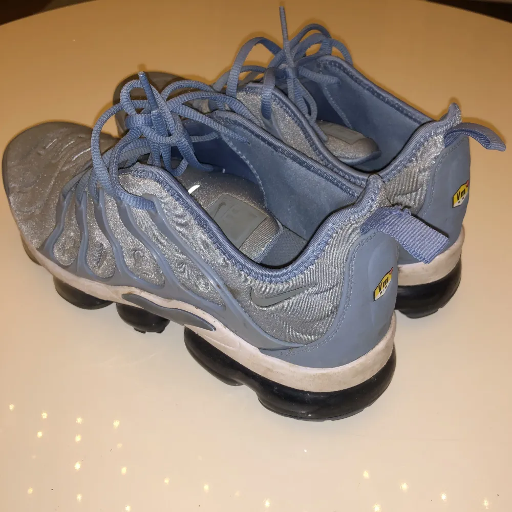 Babyblåa Nike Vapomax Plus    Storlek 42,5    Vid intresse och för fler bilder kom PM!. Skor.
