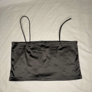 H&M linné - H&M linne köpt för 60 kronor säljer för 15 kronor. säljer den för att den är för stor på mig som vanligt vis är en S.  Köparen står för frakten🤍 den är i nyskick endast testad 1 gång🤍