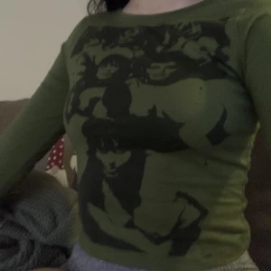 Långärmad  - Säljer denna trendiga långärmade med skit coolt tryck på!! Knappt använd! Gratis frakt 📦 