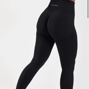 Seamless scrunch tights storlek s  - Säljer vidare mina helt nya tights från One more rep. Fick hem de igår 1/12, och har bara använt de en gång men märkte tyvärr direkt att de va fel storlek. Så snygga tights förövrigt med så snygg passform och framhäver rumpan snyggt! Super stretchiga!