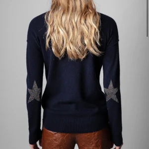 Zadig Voltaire Vivi Kashmir tröja - Jag säljer min mörkblåa kashmir tröja med glittriga stjärnor som detaljer från zadig Voltaire, har användt den ca 1-2 ggr pga att den inte passar så bra. Nypris är ca 3300kr❤️ Skicka till mig för fler bilder på det faktiska plagget! Jag står för frakten! 