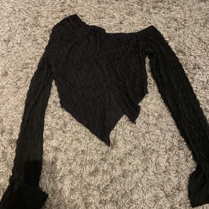 Svart tröja - Svart tröja öppen hela mitten av tröjan, slit på ärmarna. 