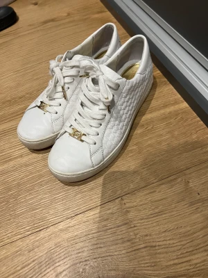 Michael kors skor dam - Säljer mina fina Michael kors skor i storlek 39 då de inte har kommit till tillräckligt mycket användning. 