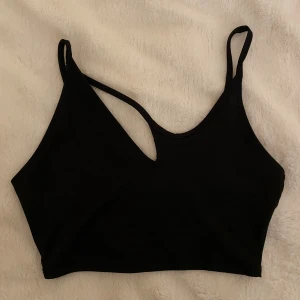 Linne - Crop top från hm i cool design. Använd nån gång så den är i jättebra skick.