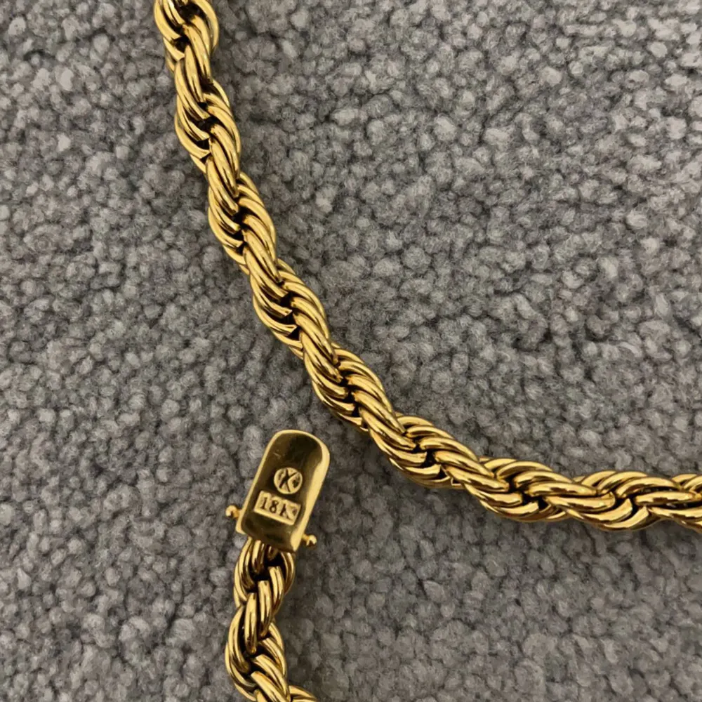 Detta är ett guldpläterat halsband ifrån kejsar.se med väldigt fin kvalite och storlek, längden är i 60/65cm ungefär så ganska lång, den väger lite och denna typ av halsband är en tjockare variant. Säljer denna då jag själv inte har en användning till den. Accessoarer.