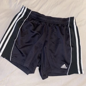 Adidas  - Träningshorts från adidas. Storlek xs/s