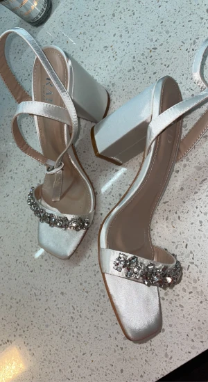 Nya klackskor från RAID - Säljer mina otroligt fina klackskor som aldrig kommit till användning.  Nypris: 699:-  Säljet för: 500kr Storlek 38