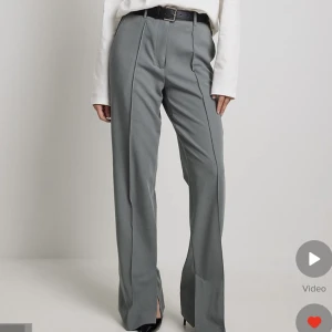 Kostymbyxor  - Snygga gråa kostymbyxor från Nakd med slits på sidorna. Slutsålda på hemsidan. Aldrig använda och lappen sitter kvar. Köpta för 538kr.