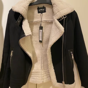 Jacka i XS  - Jätte fin jacka inte använd, prislapp kvar på jackan. Köpt för 700kr.