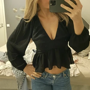 Blus med öppen rygg - Blus med öppen rygg. Snygg till fest eller vardags. Nyskick, endast använd ett fåtal gånger.❣️