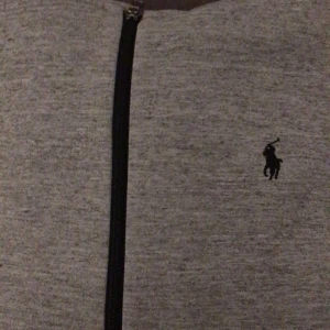 POLO RALPH LAURE DOUBLE-KNIT FULL-ZIP HOODIE - Plagget är i storlek M  Köpt i Johnells  Ordinarie pris - 1795kr  Säljer den för - 950kr  