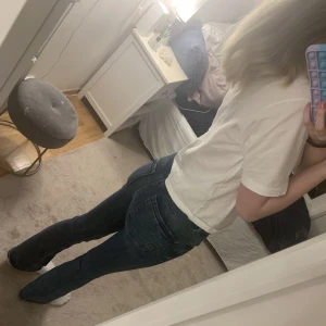 Lindex bootcut jeans  - Bootcut jeans från Lindex. Storlek 34 sitter bra på mig som har 36 bara att de e ganska korta på mig som e 170 drf säljs dom, jätte fina annars.💕