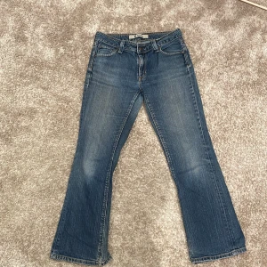 Lågmidjade jeans  - Jag säljer ett par Jeans från Gap Jag e själv 167 och om jag skulle gissa skulle dom va bra läng för någon som är 160. Ett par blå Lågmidjade bootcut jeans i storlek 36/38  Jag kan mötas upp i Stockholm 