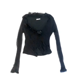 svart topp - fin unik svart topp köpt på humana, ungefär som en omlottopp som knäpps med en ros, med mesharmar, tyvärr för liten på mig 🖤🥀