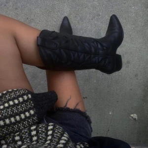 Cowboy boots  - Sjukt snygga cowboy boots från mtng, använda en gång💕💕
